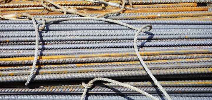 Metalowe pręty powstałe dzięki obróbce plastycznej